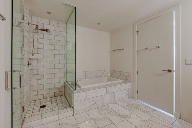 Building Photo - 4471 Dean Martin Dr