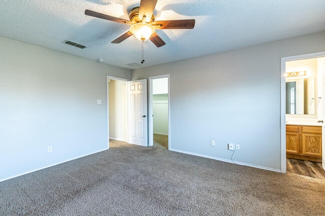 Building Photo - 538 N Kirby Ave