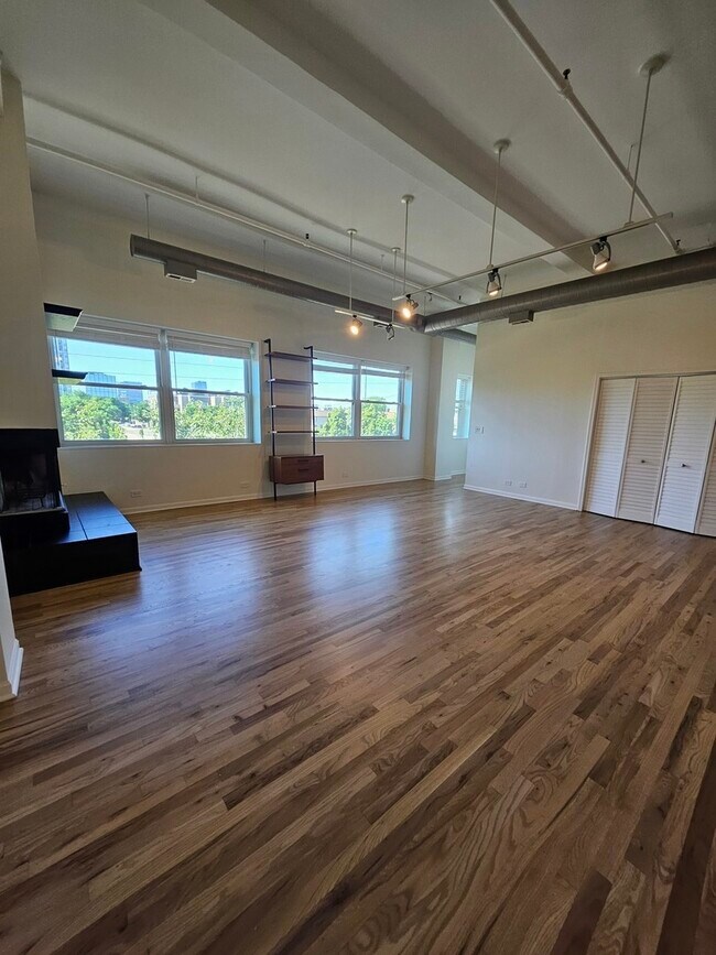 Building Photo - 809 N Racine Ave