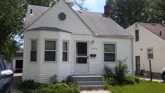 Building Photo - 18530 Plainview Ave