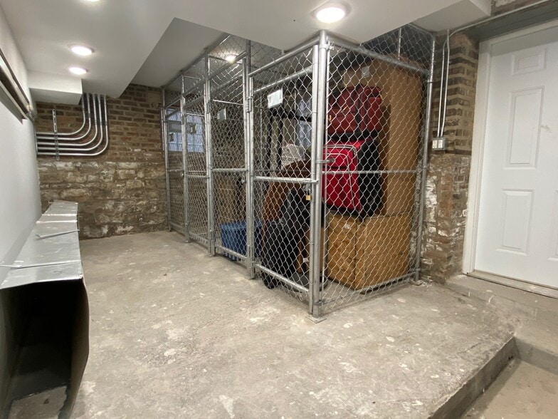 Building Photo - 1704 W Sunnyside Ave