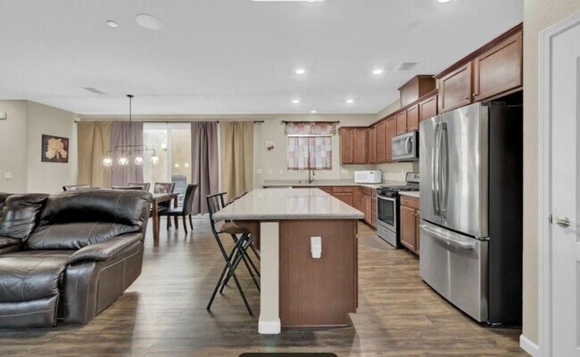 Building Photo - Stunning Natomas 5/3! PLEASE READ ENTIRE A...