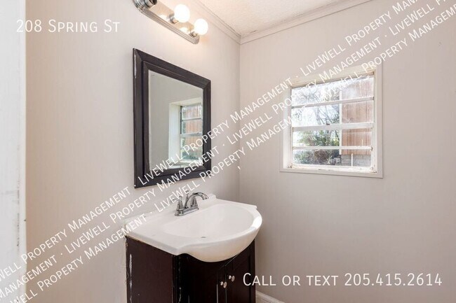 Building Photo - 208 Spring St