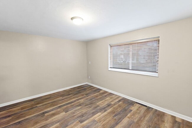 Building Photo - 113 E Apple St