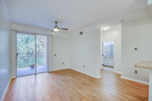 Building Photo - 2206 Myrtlewood Cir E