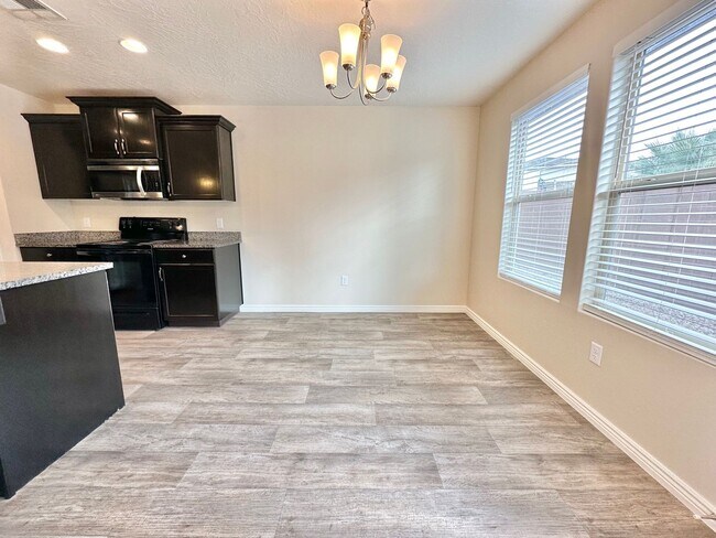 Building Photo - Desert Canyon Home!