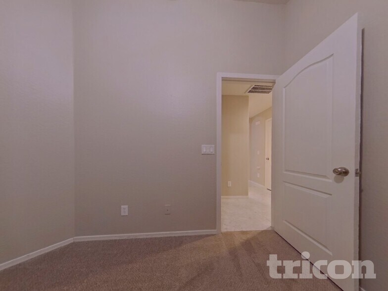 Building Photo - 24832 W Kowalsky Ln