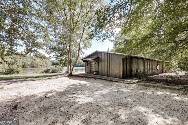 Building Photo - 190 Lakewood Dr