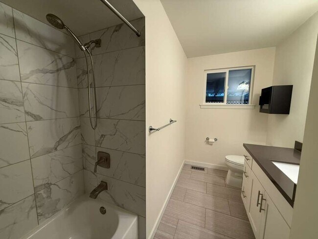 Building Photo - Stunning 4 Bed 3 Bathroom Home!