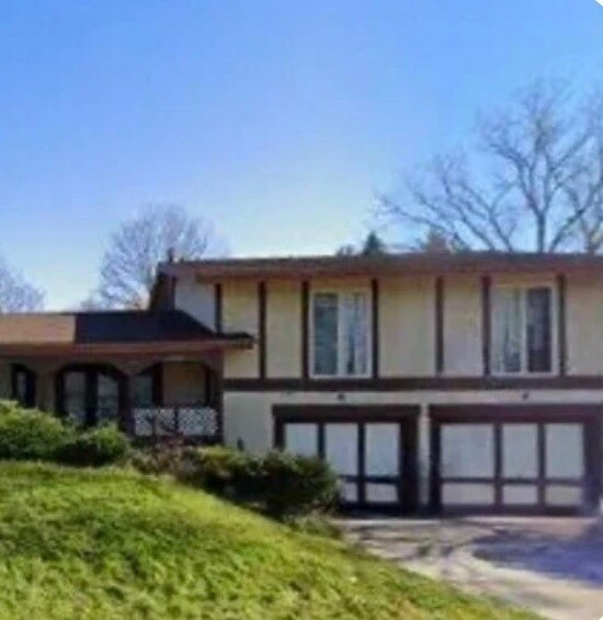 Building Photo - 2723 Stoneleigh Dr