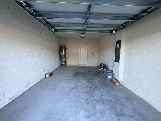 Building Photo - Perfect townhouse -  available now!