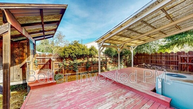 Building Photo - 2250 Old River Rd