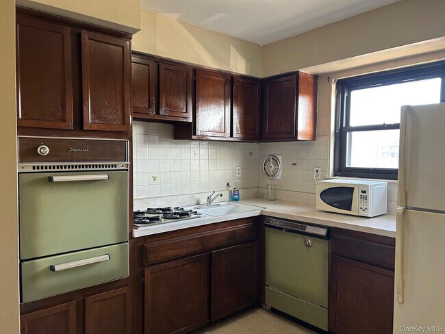 Building Photo - 68 Sneden Pl