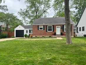 Building Photo - 320 Fairway Ln