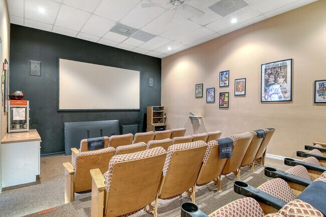 Building Photo - Spacious 3 bedroom, 2 bath condo with a lake view in Palmer Ranch