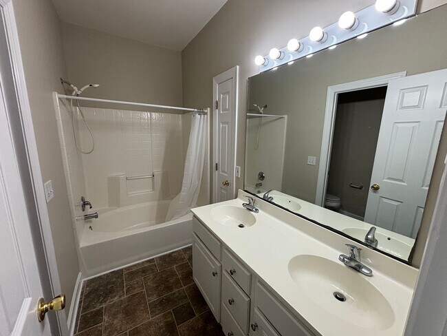 Building Photo - 3 Bed 2.5 Bath Town Home in Carleton Place ~ Students Welcome with Co-Signers!