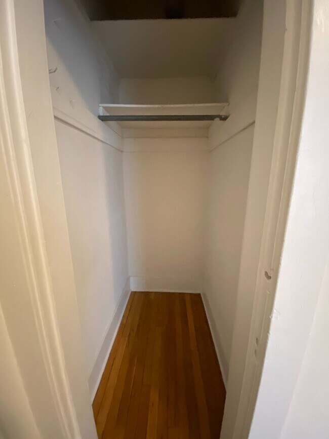 Building Photo - Spacious One Bedroom on the Northside