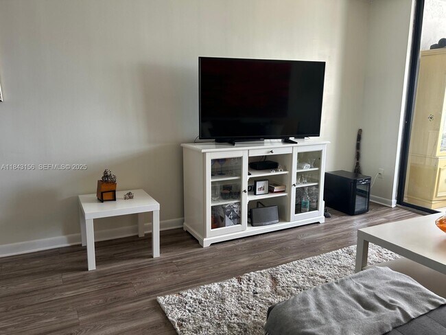 Building Photo - 2851 Somerset Dr