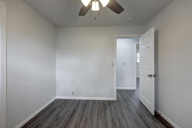 Building Photo - 2716 S Vermont Ave.