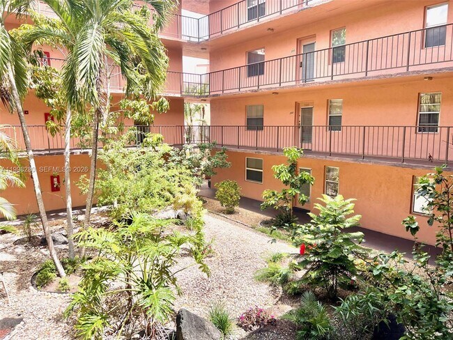 Building Photo - 2841 Somerset Dr