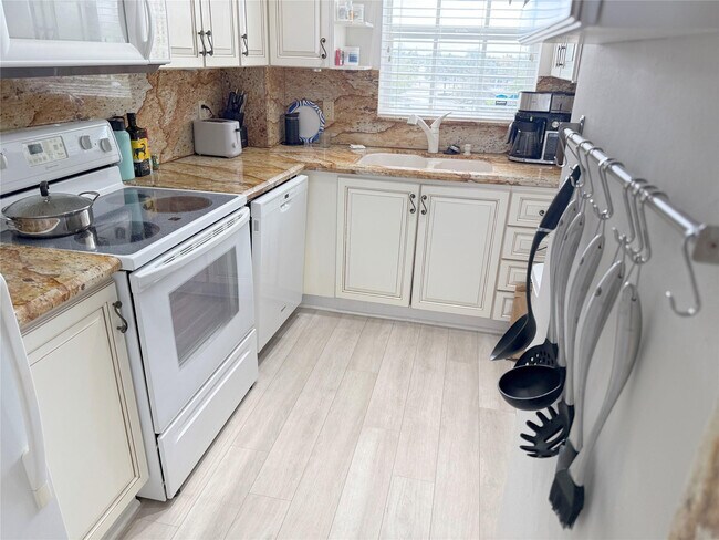 Building Photo - 140 NE 28th Ave