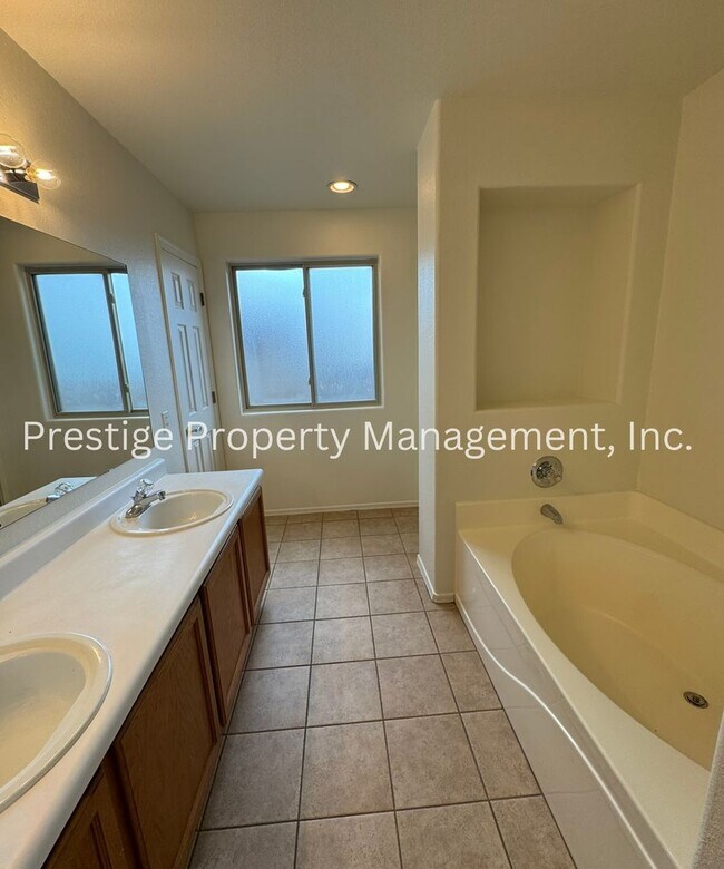 Building Photo - Charming All Tile 4/2 Rita Ranch Home
