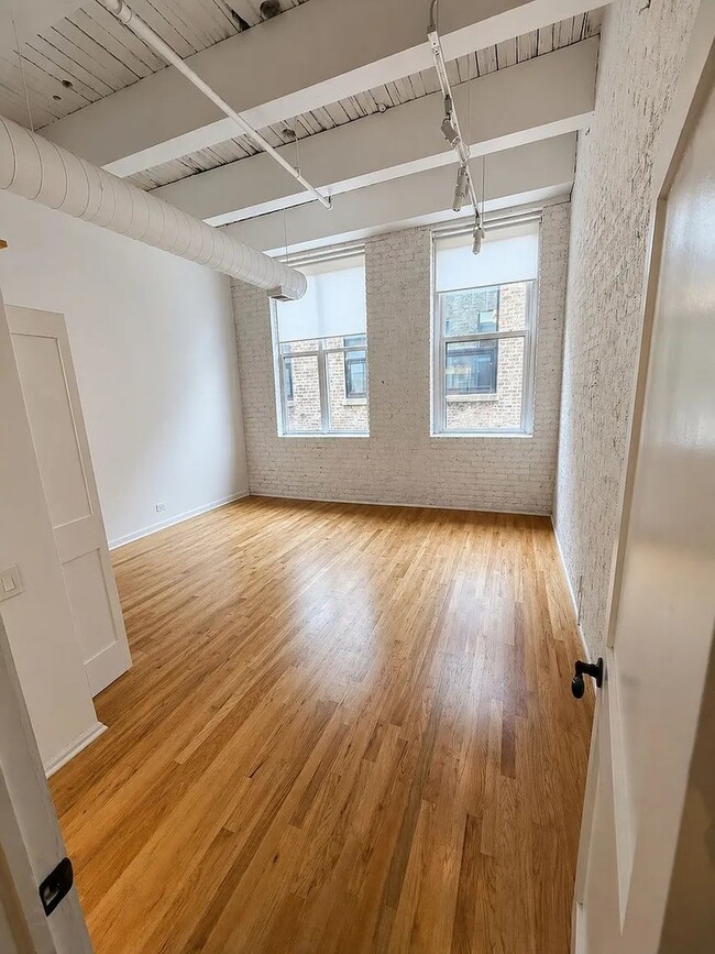 Building Photo - 312 N May St