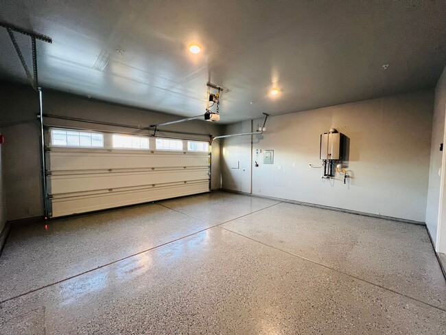 Building Photo - Beautiful Lennar 4-Bedroom Home with Resor...