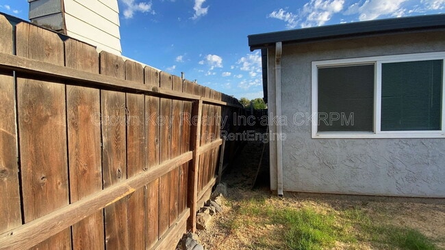 Building Photo - 435 Hawthorne Dr