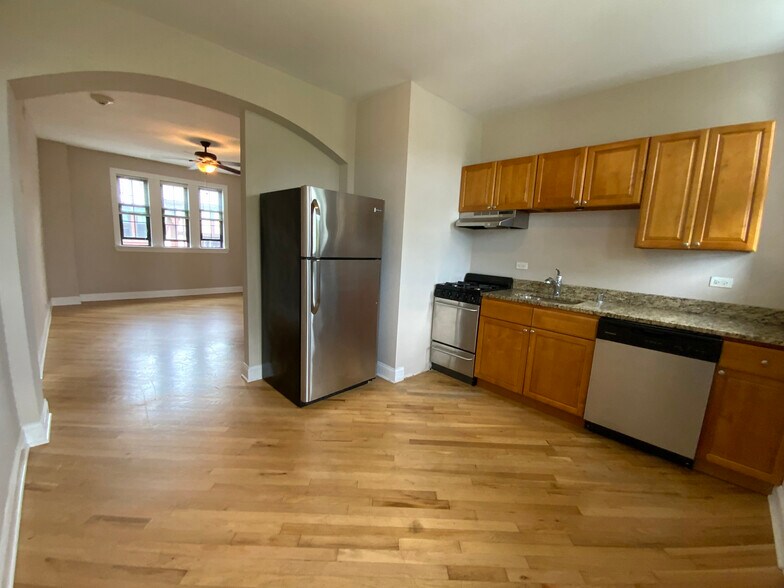 Building Photo - 894 Green Bay Rd