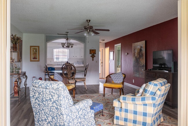 Building Photo - 228 Down E Ln