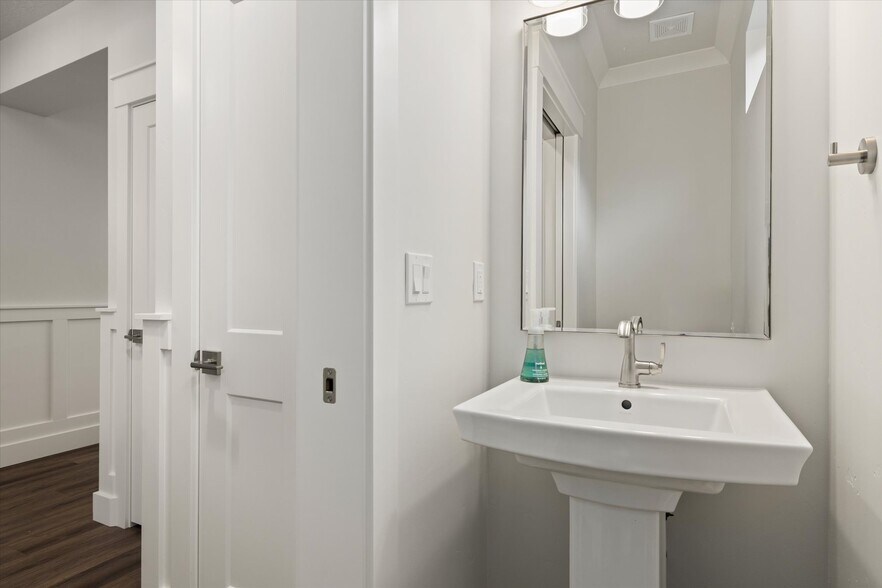 Building Photo - 6318 S Utmost Ln