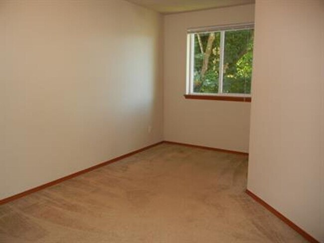 Building Photo - 3 Bedroom 2.5 Bath located in Tumwater