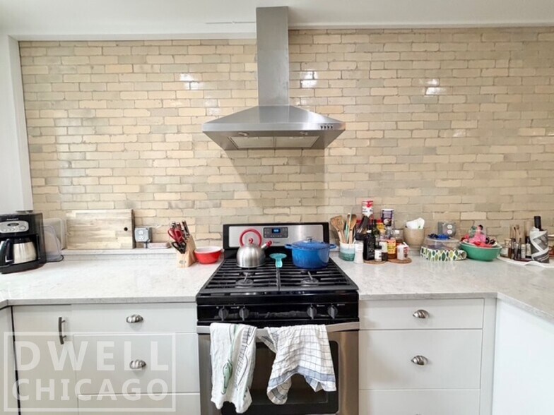 Building Photo - 2121 N Albany Ave