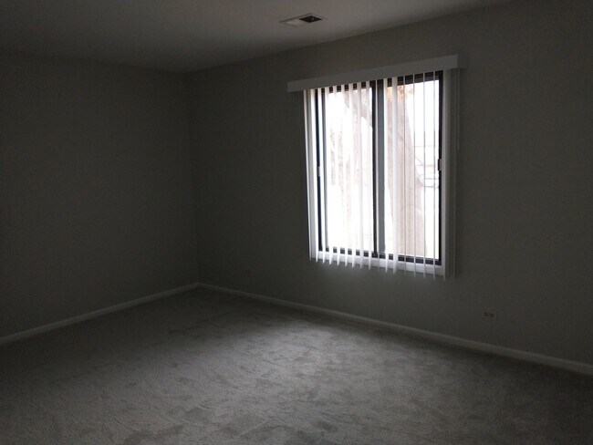 Building Photo - 905 Surrey Dr