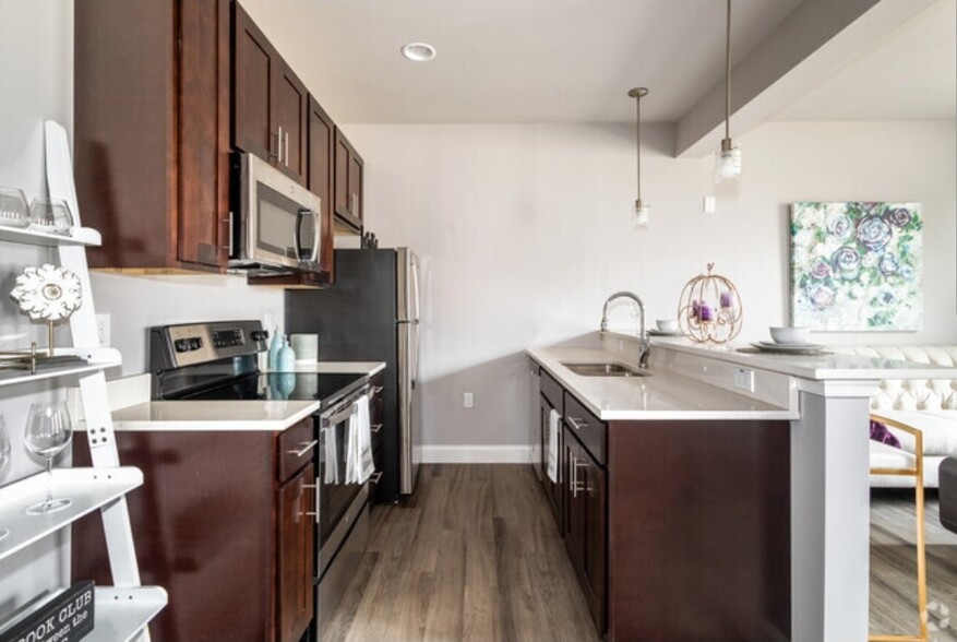 Kitchen - 200 5th Apartments