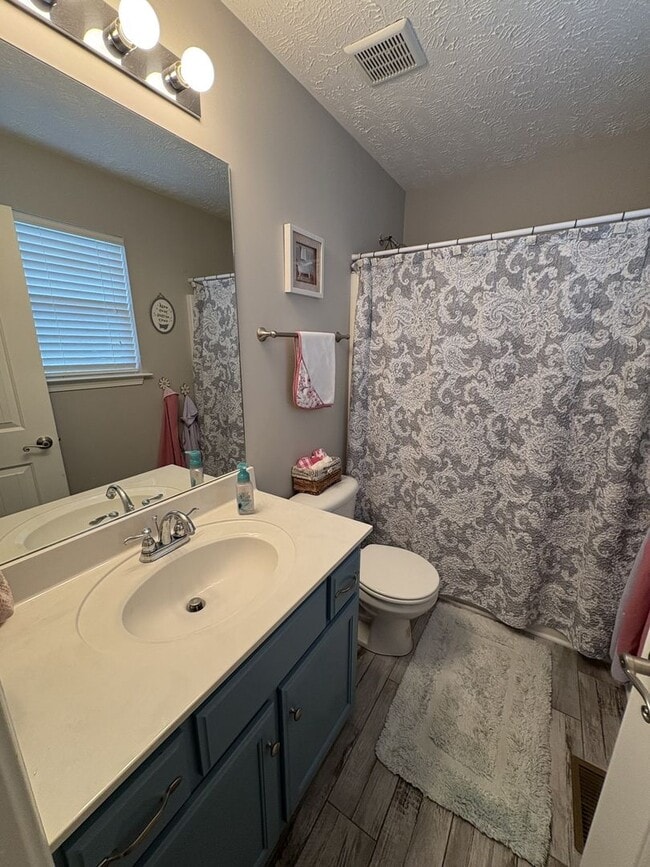 Building Photo - Upscale Townhome Near I-24