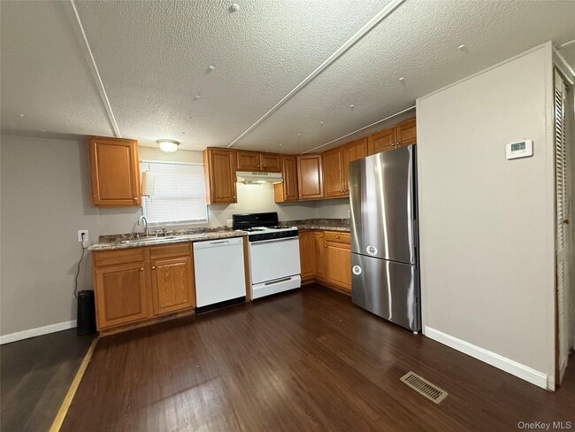 Building Photo - 349 W Main St