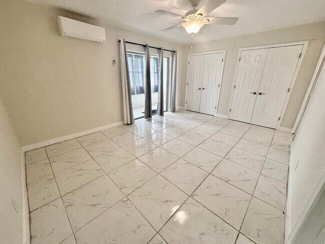 Building Photo - 42 Sussex E