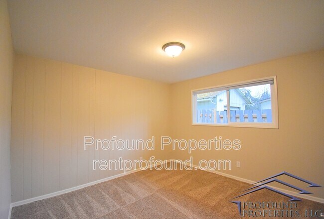 Building Photo - 742 SE 13th Ave