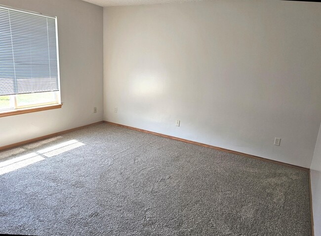 Building Photo - 726 Highland Ridge Dr