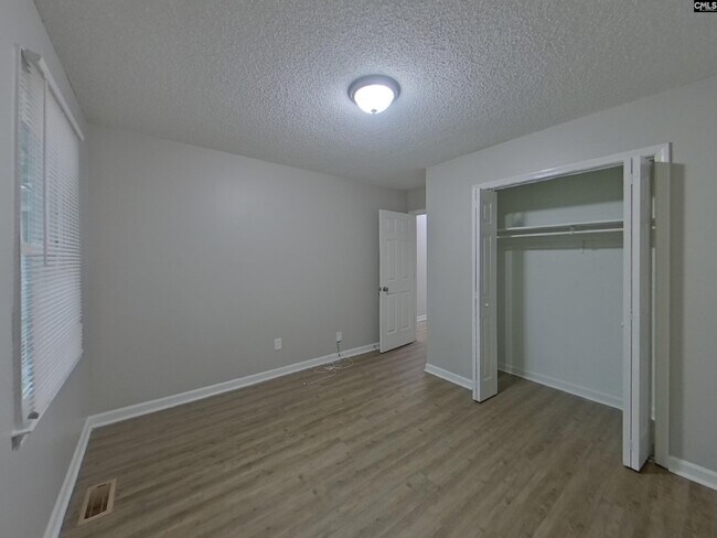 Building Photo - 204 Kemsing Rd