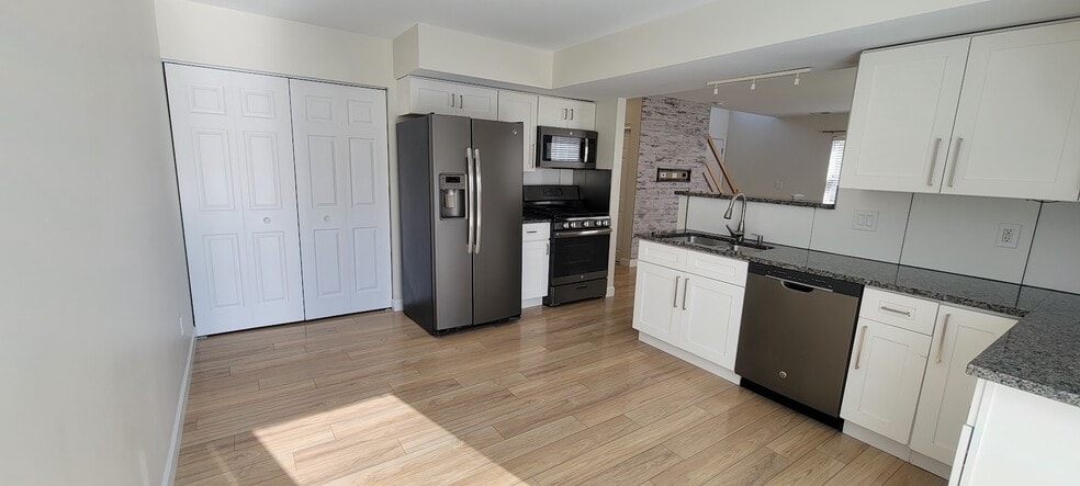 Building Photo - 1643 Dogwood Dr