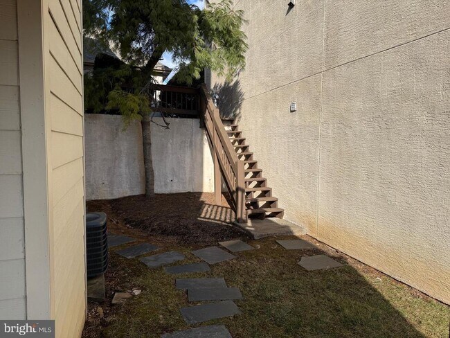 Building Photo - 327 Overlook Ln
