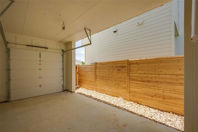 Building Photo - 2725 Bristol Dr