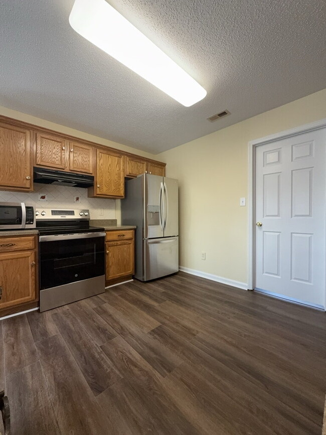 Building Photo - Three Bedroom Two and Half Full Bathroom R...