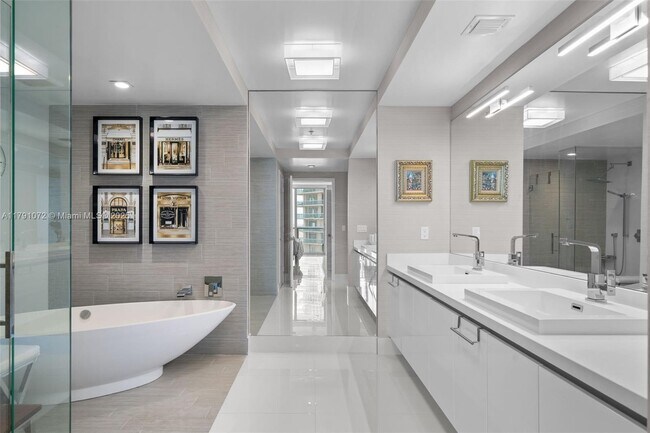 Building Photo - 300 Sunny Isles Blvd