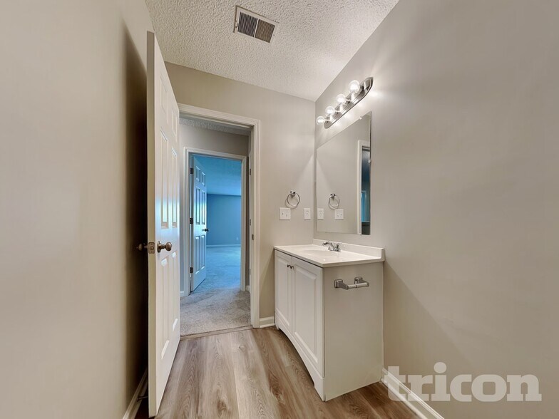 Building Photo - 121 Eagle Pointe Dr