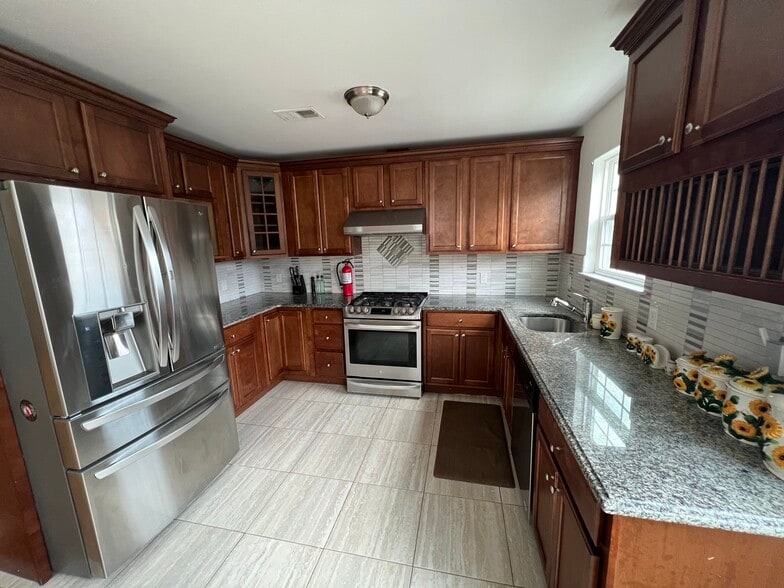 Building Photo - 93 Longfellow St