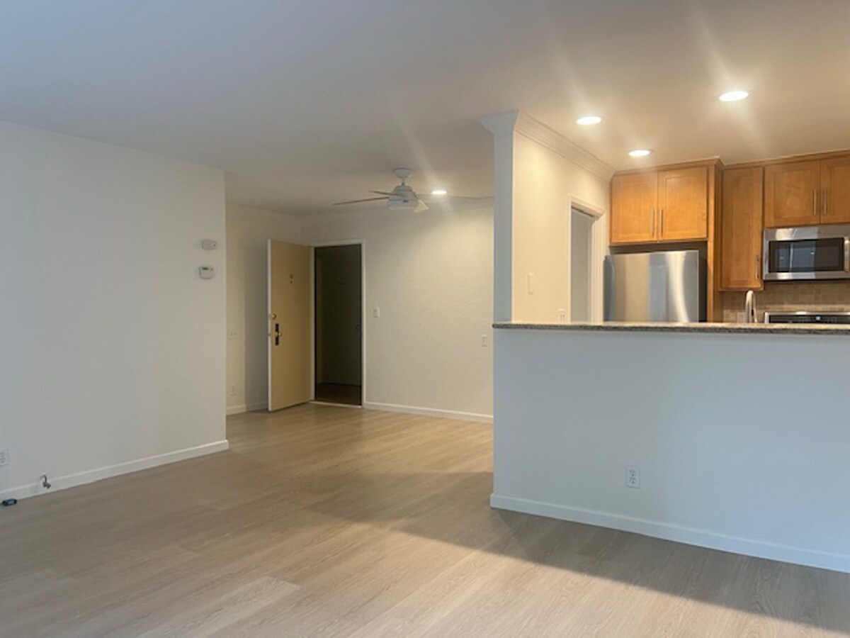 Building Photo - 811 York St